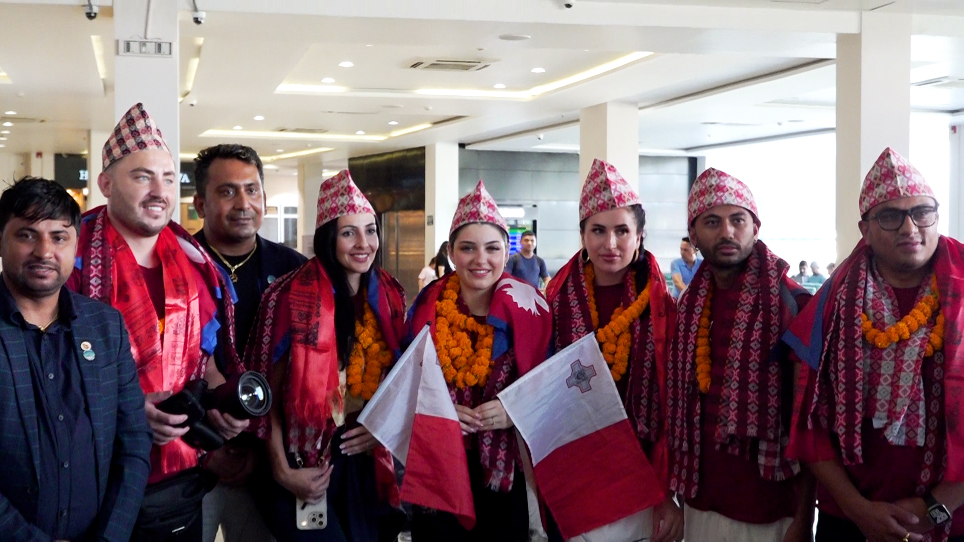 मिस माल्टाको टोलीलाई विमानस्थलमा भव्य स्वागत - फाेटाे फिचर